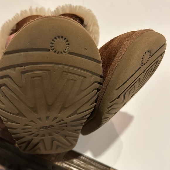 UGG Bailey Button Brown Short Sheepskin Boots - Picture 13 of 15